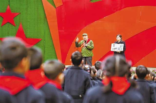 郑州小伙手机落站台,里面有很多学习资料,监控显示被老人捡到